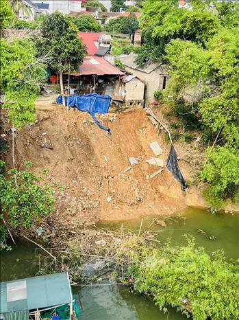 Trong ảnh: Khu vực nhà dân bị sạt lở do lũ lụt. Ảnh: TTXVN-phát