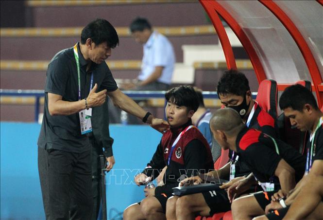HLV trưởng U23 Indonesia Shin Tae-yong chỉ đạo các cầu thủ trước khi trận đấu bắt đầu. Ảnh: Quốc Khánh - TTXVN