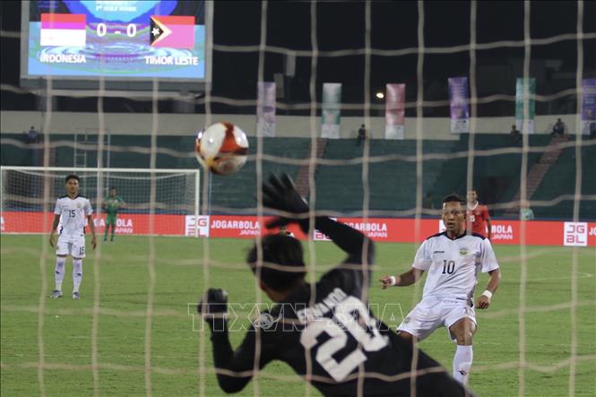 Thủ môn U23 Indonesia Ernando Ari Sutaryadi cản phá thành công quả đá penalty của Mouzinho (U23 Timor Leste). Ảnh: Minh Quyết - TTXVN