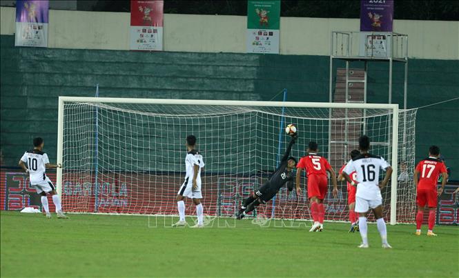 Thủ môn U23 Indonesia Ernando Ari Sutaryadi cản phá thành công quả đá penalty của Mouzinho (U23 Timor Leste). Ảnh: Quốc Khánh - TTXVN