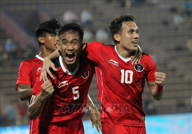 Các cầu thủ U23 Indonesia ăn mừng bàn thắng mở tỉ số trận đấu từ cú sút cận thành của tiền đạo Egy Maulana Vikri (số 10) ở phút 16. Ảnh: Quốc Khánh - TTXVN