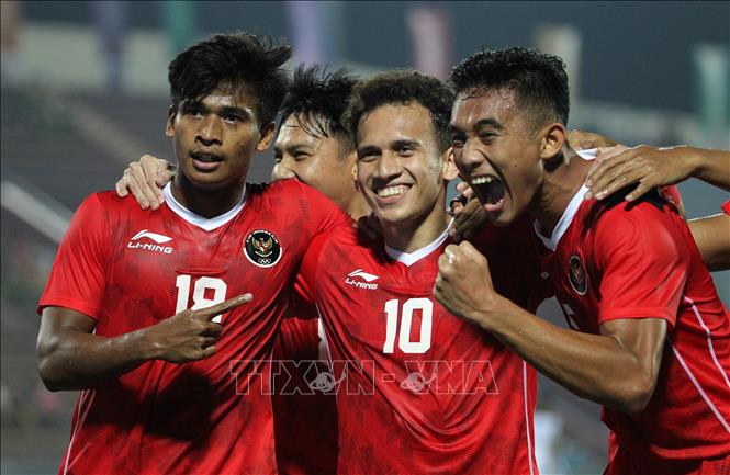 Các cầu thủ U23 Indonesia ăn mừng bàn thắng mở tỉ số trận đấu từ cú sút cận thành của tiền đạo Egy Maulana Vikri (số 10) ở phút 16. Ảnh: Quốc Khánh - TTXVN