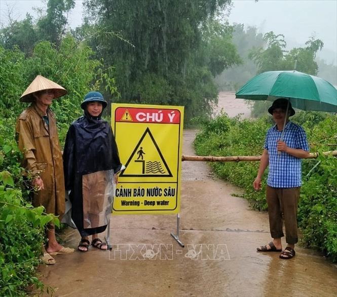 Trong ảnh: Cảnh báo khu vực nước ngập sâu ở xã Tân Hoa. Ảnh: Danh Lam-TTXVN