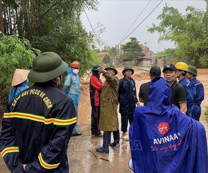 Trong ảnh: Khắc phục sự cố sạt lở đất đá trên đường tỉnh lộ. Ảnh: Danh Lam-TTXVN