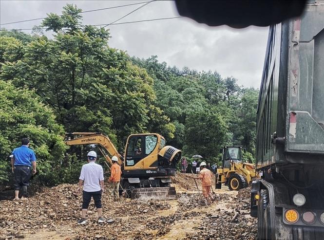 Trong ảnh: Khắc phục sự cố sạt lở đất đá trên đường tỉnh lộ. Ảnh: Danh Lam-TTXVN
