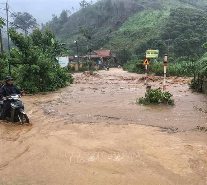 Trong ảnh: Cảnh báo khu vực nước ngập sâu ở xã Tân Hoa. Ảnh: Danh Lam-TTXVN