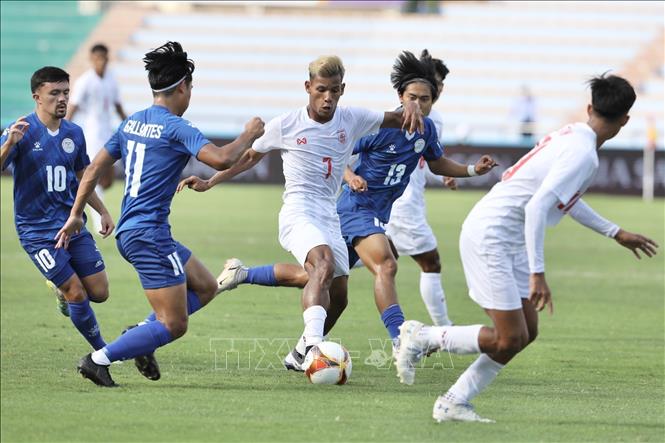 Lwin Moe Aung (7) of Myanmar breaks through the Philippine rivals' blockade. VNA Photo 