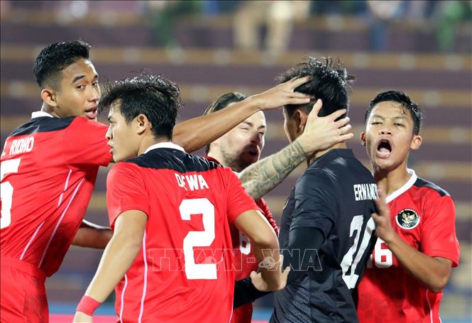 Các cầu thủ U23 Indonesia vui mừng sau khi thủ môn Ernando Ari Sutaryadi cản phá thành công quả sút phạt trên chấm 11 mét. Ảnh: Trung Kiên - TTXVN