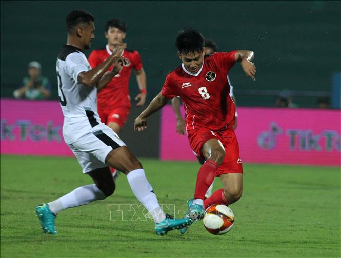 Pha cầm bóng đột phá của tiền vệ Witan Sulaiman (số 8, U23 Indonesia). Ảnh: Quốc Khánh - TTXVN
