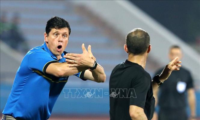 HLV U23 Timor Leste, ông Fabio Marciel, phản ứng gay gắt với trọng tài biên trong một tình huống bắt lỗi học trò của ông. Ảnh: Trung Kiên - TTXVN