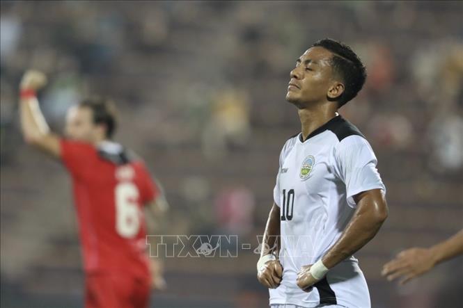 Tiền đạo Mouzinho (10, U23 Timor Leste) tiếc nuối khi pha dứt điểm chéo góc đưa bóng đi chệch cột dọc. Ảnh: Minh Quyết - TTXVN