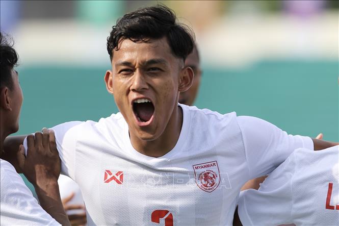 Win Naing Tun (10) scores the opening goal for U23 Myanmar. VNA Photo