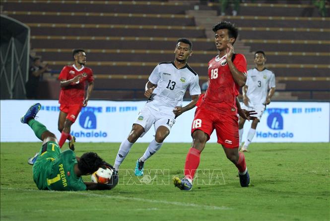 Pha lao ra bắt bóng dũng cảm của thủ môn Junido Peirera (U23 Timor Leste). Ảnh: Quốc Khánh - TTXVN