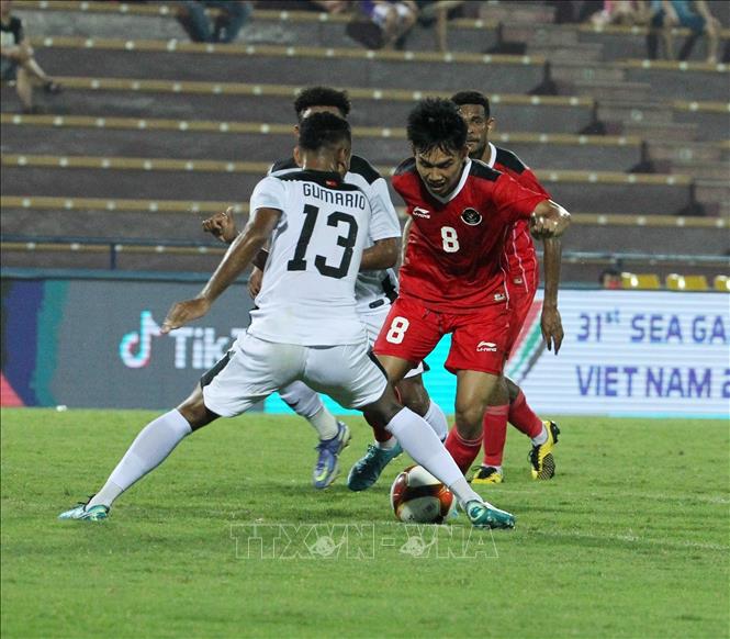 Pha cầm bóng đột phá của tiền vệ Witan Sulaiman (số 8) - cầu thủ nâng tỷ số lên 2 - 0 cho U23 Indonesia. Ảnh: Quốc Khánh - TTXVN