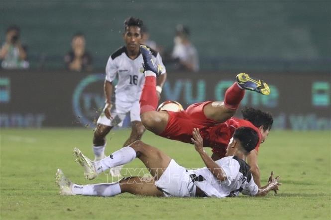 Pha vào bóng quyết liệt của cầu thủ U23 Timor Leste. Ảnh: Minh Quyết - TTXVN