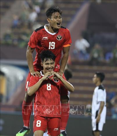 Các cầu thủ Indonesia ăn mừng bàn thắng nâng tỷ số lên 2 - 0 của tiền vệ Witan Sulaeman (số 8). Ảnh: Minh Quyết - TTXVN