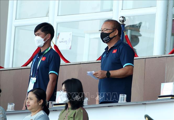 U23 Vietnam's head coach Park Hang-seo watches the match. VNA Photo