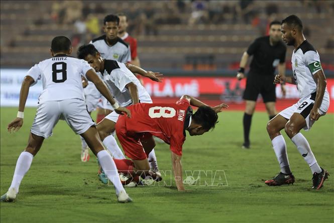 Tiền vệ Witan Sulaeman (số 8, U23 Indonesia) đột phá giữa vòng vây của các cầu thủ Timor Leste. Ảnh: Trung Kiên - TTXVN