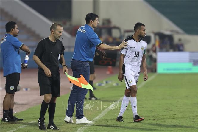 HLV trưởng U23 Timor Leste Fabio Joaquim Machel Da Silva nhắc nhở học trò tuân thủ đấu pháp. Ảnh: Trung Kiên - TTXVN