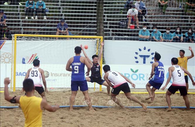 Thailand makes a score into Singapore's goal. VNA Photo: Quý Trung