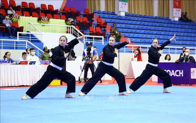 Các nữ VĐV Việt Nam thi đấu bán kết bài biểu diễn quy định tập thể (Regu). Ảnh: Quang Quyết-TTXVN