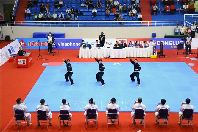 Các nam VĐV Việt Nam thi đấu bán kết bài biểu diễn quy định tập thể (Regu). Ảnh: Quang Quyết-TTXVN