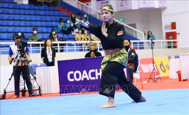 Nữ VĐV Việt Nam thi đấu bán kết bài biểu diễn quy định cá nhân (Tunggal). Ảnh: Quang Quyết-TTXVN