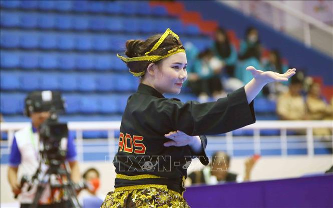 Nữ VĐV của Lào thi đấu bán kết bài biểu diễn quy định cá nhân (Tunggal). Ảnh: Quang Quyết-TTXVN