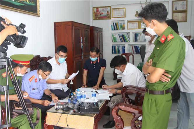 Trong ảnh: Lực lượng chức năng làm việc với ông Nguyễn Văn Lành, cựu Giám đốc CDC tỉnh. Ảnh: Hồng Thái - TTXVN