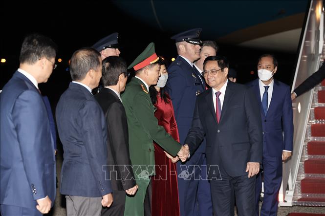 Representatives of the US government and staff from the Vietnamese embassy in the US welcome Prime Minister Pham Minh Chinh. VNA Photo: Dương Giang