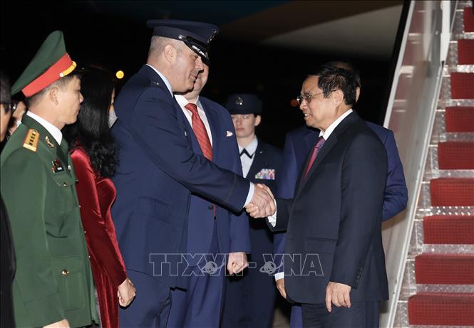 Representatives of the US government and staff from the Vietnamese embassy in the US welcome Prime Minister Pham Minh Chinh. VNA Photo: Dương Giang