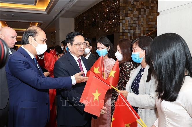 Staff from the Vietnamese embassy in the US welcome Prime Minister Pham Minh Chinh. VNA Photo: Dương Giang