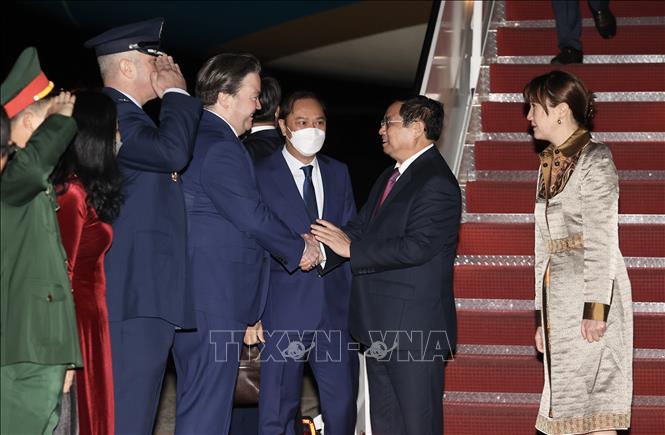 Representatives of the US government and staff from the Vietnamese embassy in the US welcome Prime Minister Pham Minh Chinh. VNA Photo: Dương Giang