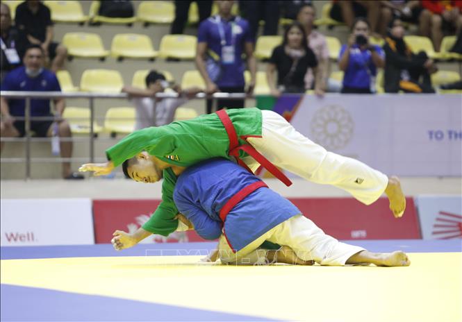 Trong ảnh: Trận đấu ở hạng cân 60 kg giữa VĐV Llamas Al Rolan Sorne (Philippines, áo xanh dương) gặp VĐV Arnkhian Seksan (Thái Lan). Ảnh: Trần Việt - TTXVN