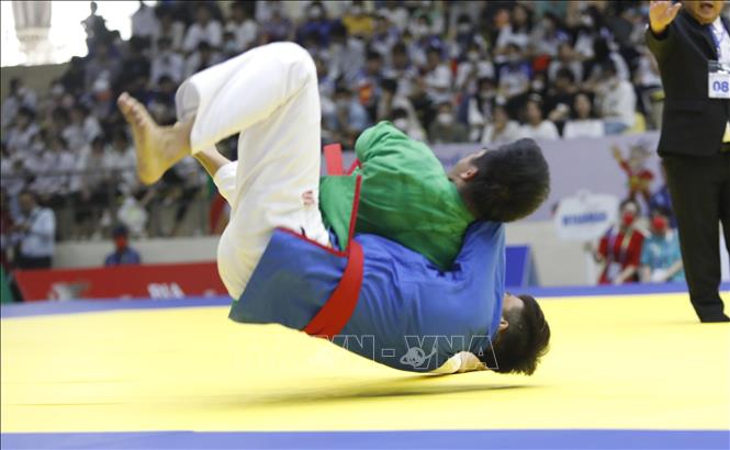 Trong ảnh: Trận đấu ở hạng cân 66 kg giữa VĐV Phan Trúc Phi (xanh lá cây) và VĐV Shan La Yaung (Myanmar). Ảnh: Trần Việt - TTXVN