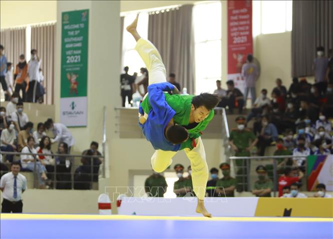 Trong ảnh: Vận động viên Võ Phạm Hoàng Ân (xanh dương) thi đấu với VĐV Arnkhian Seksan (Thái Lan) ở hạng cân 60 kg. Ảnh: Trần Việt - TTXVN