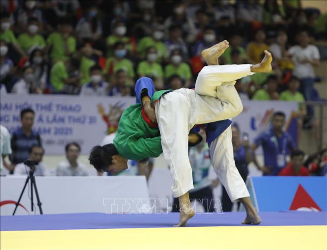 Trong ảnh: Pha đánh của VĐV Võ Phạm Hoàng Ân (áo xanh lá cây) trước VĐV Llamas Al Rolan Sorne (Philippines). Ảnh: Trần Việt - TTXVN