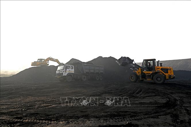 Trong ảnh (tư liệu): Vận chuyển than tại mỏ than ở Singrauli, bang Madhya Pradesh, Ấn Độ. Ảnh: AFP/ TTXVN