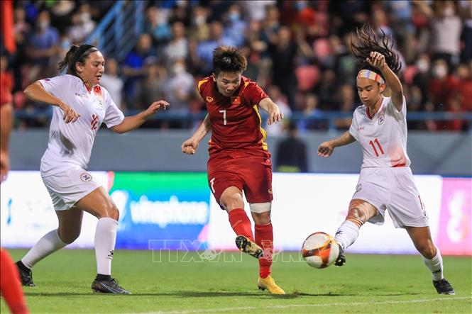 Pha ghi bàn gỡ hoà 1 - 1 cho đội tuyển nữ Việt Nam của Tuyết Dung (số 7) trong sự cản phá bất lực của các cầu thủ Philippines. Ảnh: Hoàng Linh - TTXVN