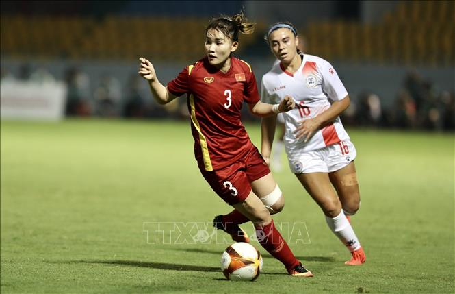Hậu vệ Chương Thị Kiều (3) đi bóng trong sự truy đuổi của số Sofia Harrison (16, Philippines). Ảnh: Hoàng Linh - TTXVN