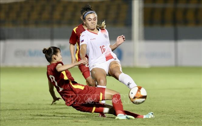 Hậu vệ Thu Thương (số 2) nỗ cản phá pha đi bóng của Sofia Harrison (Philippines). Ảnh: Hoàng Linh - TTXVN