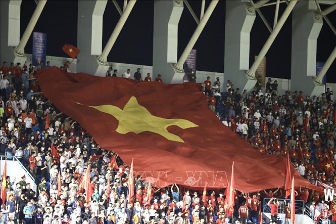  Lá đại kỳ được các CĐV mang tới SVĐ Cẩm Phả để cổ vũ cho đội tuyển Việt Nam. Ảnh: Hoàng Linh - TTXVN