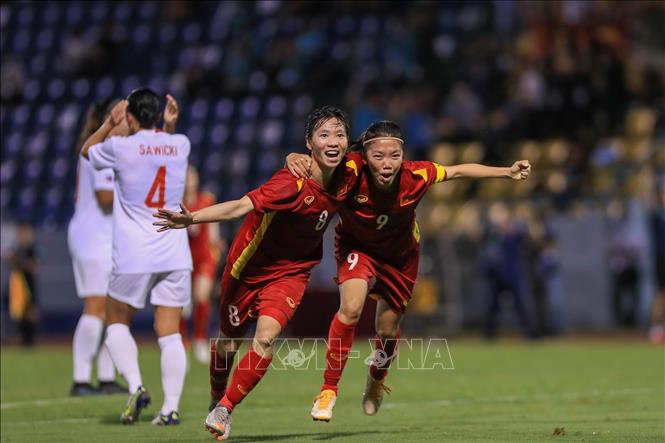 Tiền vệ Thùy Trang (số 8) và đội trưởng Huỳnh Như (số 9) ăn mừng bàn thắng nâng tỉ số lên 2 - 1. Ảnh: Hoàng Linh - TTXVN