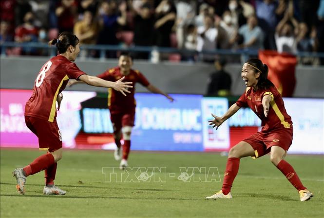Tiền vệ Thùy Trang (số 8) và đội trưởng Huỳnh Như (số 9) ăn mừng bàn thắng nâng tỷ số lên 2 - 1. Ảnh: Hoàng Linh - TTXVN