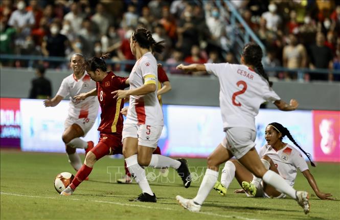 Pha bóng dẫn đến bàn thắng của Thùy Trang (số 8) nâng tỉ số lên 2 - 1 cho đội tuyển nữ Việt Nam. Ảnh: Hoàng Linh - TTXVN