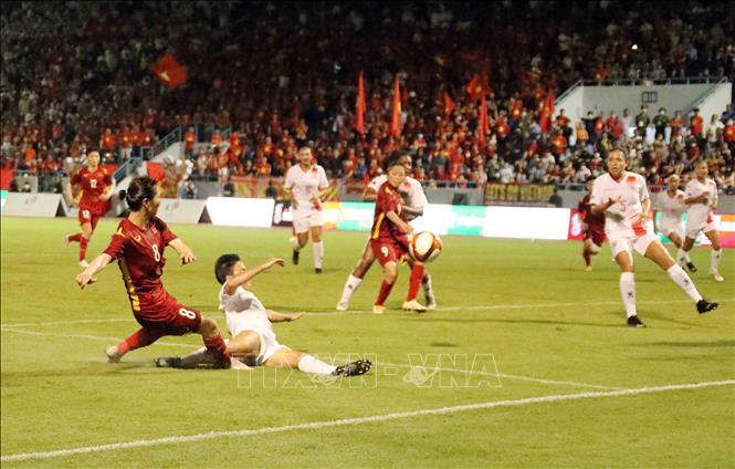 Pha dứt diểm nâng tỷ số lên 2 - 1 cho nữ Việt Nam ở phút 50 của tiền vệ Thuỳ Trang (số 8). Ảnh: Anh Tuấn – TTXVN