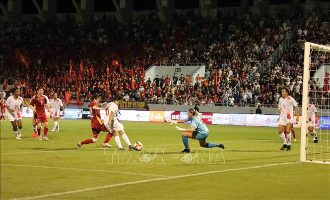 Một pha tấn công của đội tuyển nữ Việt Nam về phía cầu môn đội Philippines. Ảnh: Anh Tuấn – TTXVN