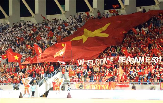 Đông đảo cổ động viên Việt Nam cổ vũ cho đội nhà tại SVĐ Cẩm Phả (Quảng Ninh). Ảnh: Anh Tuấn – TTXVN