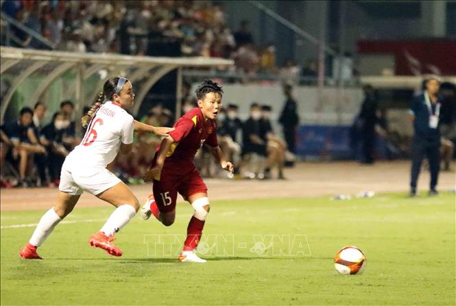 Tiền vệ Bích Thuỳ (15) khéo léo thoát khỏi sự đeo bám của hậu vệ đội tuyển nữ Philippines. Ảnh: Anh Tuấn – TTXVN