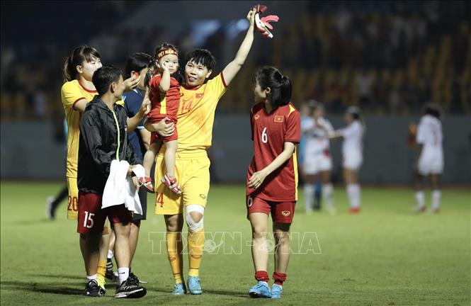 Thủ môn Kim Thanh và các cầu thủ đội tuyển nữ Việt Nam ăn mừng chiến thắng. Ảnh: Hoàng Linh - TTXVN